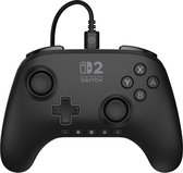 Zwarte Nintendo Switch controller met aangesloten kabel.