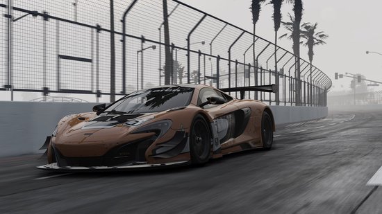 Oranje McLaren P1 GT racewagen met zwarte accenten op een circuit.