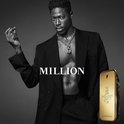 Man in zwart pak met gouden '1 Million' parfumflesje.