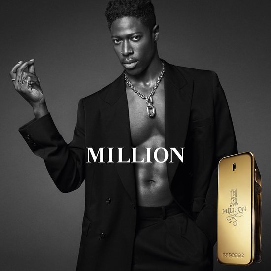 Man in zwart pak met gouden '1 Million' parfumflesje.