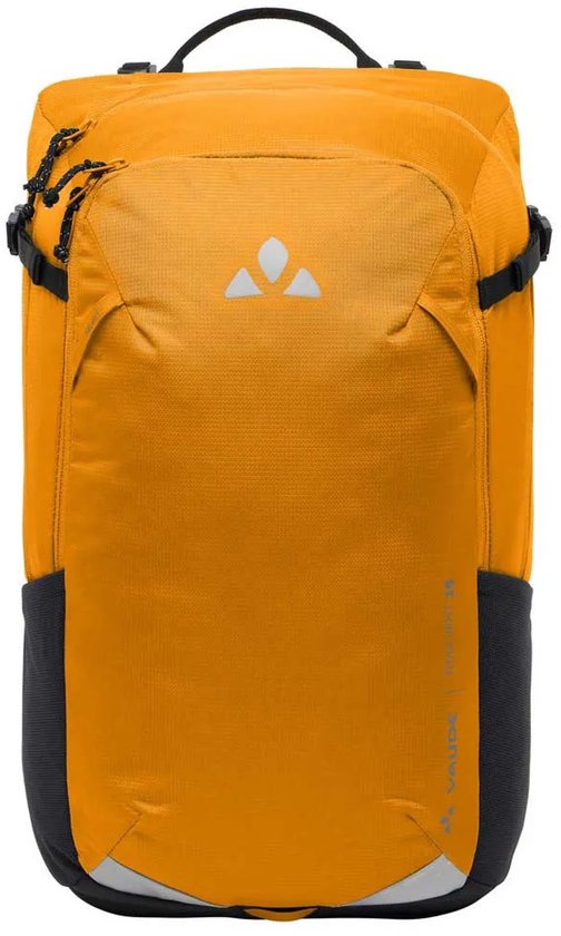 Oranje rugzak met zwart detail aan de onderkant en Vaude logo.