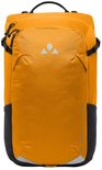 Oranje rugzak met zwart detail aan de onderkant en Vaude logo.