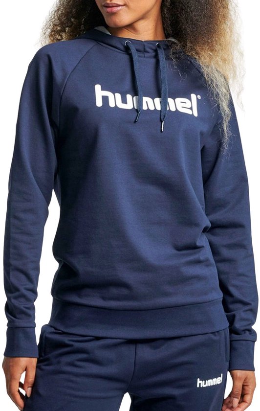 Model draagt een donkerblauwe hoodie met witte 'hummel' logoprint op de borst.