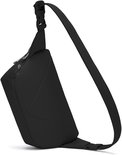 Zwarte Pacsafe GO Sling tas met verstelbare schouderband en gesp. De tas is aan de zijkant gefotografeerd.