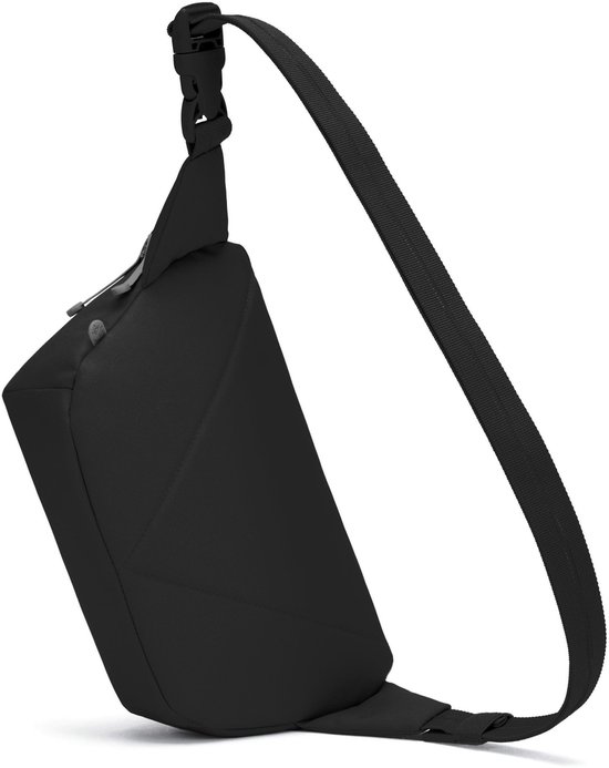 Zwarte Pacsafe GO Sling tas met verstelbare schouderband en gesp. De tas is aan de zijkant gefotografeerd.