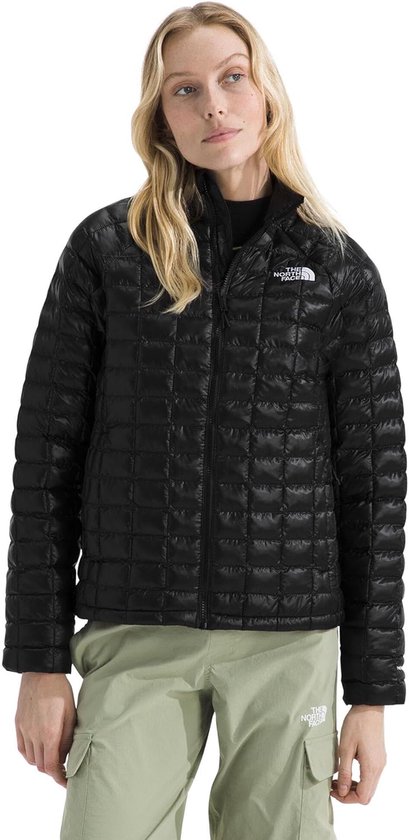 Veste noire The North Face à motif matelassé, portée par une femme.