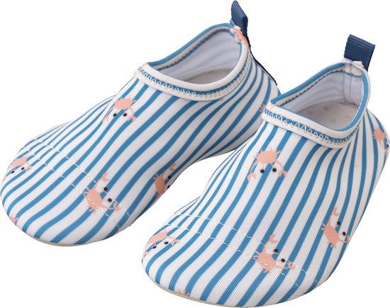 Een paar waterschoenen met blauwe en witte strepen en kleine roze krabben. De schoenen hebben een elastische pasvorm en een blauw lusje aan de achterkant.