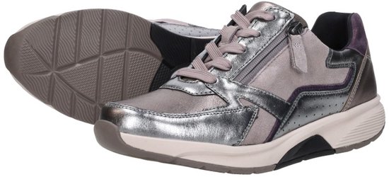 Zilverkleurige Gabor Rollingsoft sneaker, zijkant met rits en veters, paarse accenten.