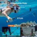 Onderwaterfoto van een vrouw die een uitschuifbare paal van 61 cm gebruikt als selfiestick. Links: duiker met paal, rechts: camera op statief in het water.