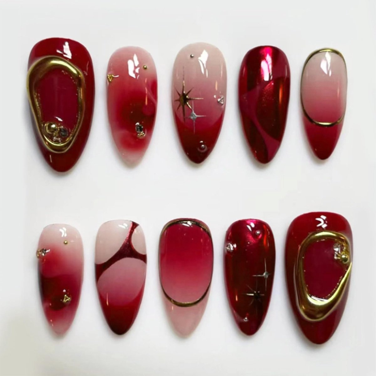 Dailygoods- Kunstnagels 30 Stuks - Amandelvormige Plaknagels - 3D Gouden Sterren - Parelontwerp - Glanzend - Inclusief Nagelvijl - Druknagels