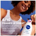 Vrouw lacht, houdt een NIVEA Express Hydration 72H bodylotion vast. 8/10 vrouwen zeggen dat het product direct hydratatie biedt.