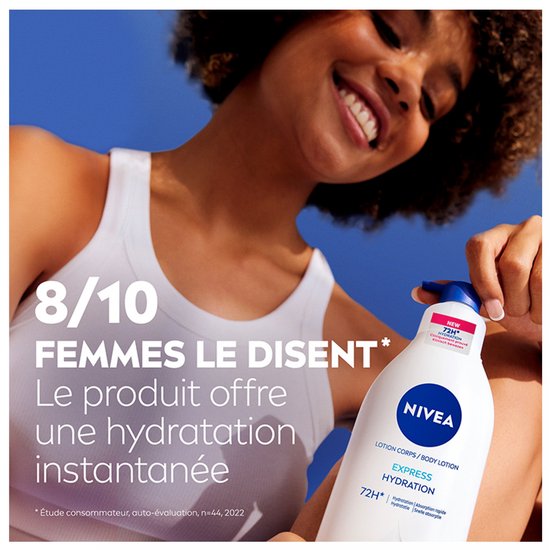 Vrouw lacht, houdt een NIVEA Express Hydration 72H bodylotion vast. 8/10 vrouwen zeggen dat het product direct hydratatie biedt.