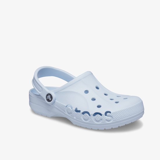 Sabot Crocs Baya bleu clair avec bride pivotante et inscription 'CROCS' sur le côté.