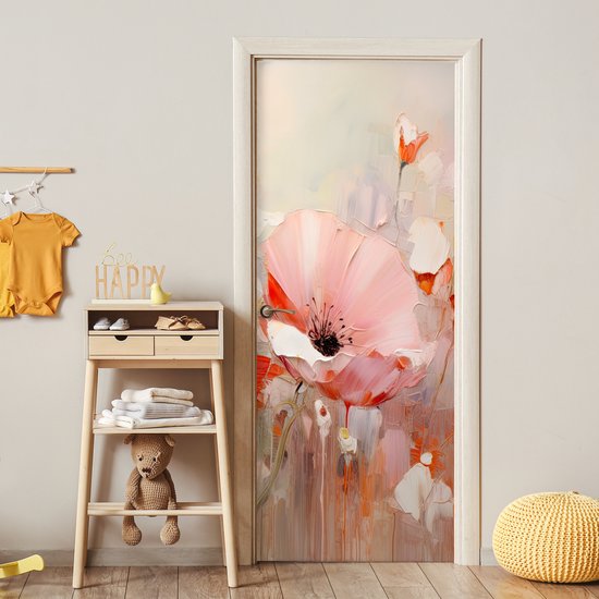 Abstract schilderij van een grote roze klaproos met rode accenten op een lichte achtergrond, op een deur in een kinderkamer.
