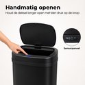 Zwarte sensor prullenbak met handmatige bediening door druk op het sensorpaneel.