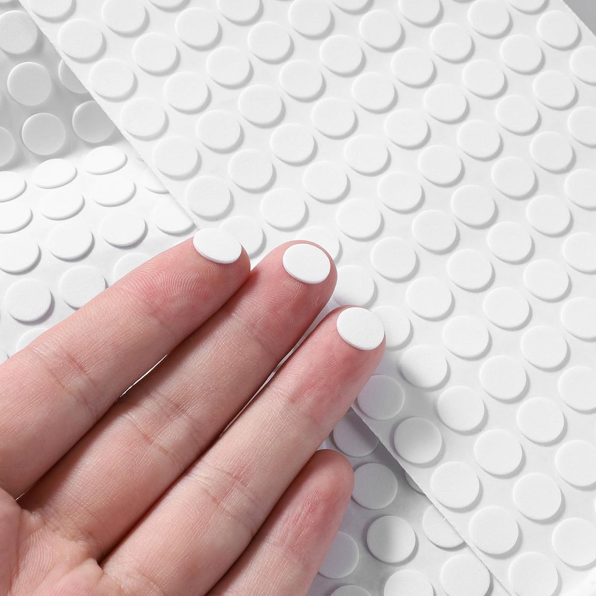 735 stuks mini schuimviltpads, kleine vilten meubelpads 3/8 inch zelfklevende zelfklevende EVA-schuimpuntcirkels voor bureaus, laden, vazen, fotolijsten, kasten, deuren, vloer, wit