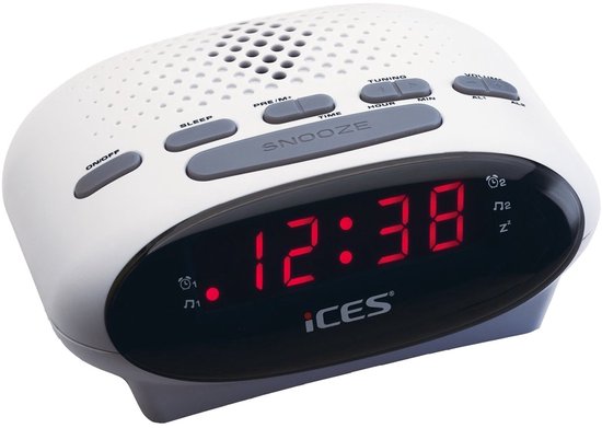 Witte wekkerradio met rode digitale cijfers en grijze knoppen, inclusief SNOOZE.