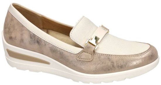 Off-white mocassin met taupe suède, gouden gesp en bruine accenten op de zool.