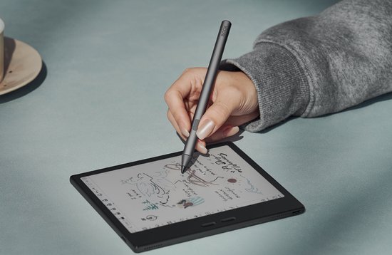 Hand met grijze BOOX styluspen tekent op een e-reader.