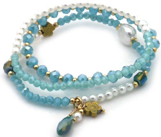 Meerdere armbanden met turquoise, witte parels en gouden details. Met bedels van bloemen en druppels.