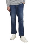 Man draagt een spijkerbroek van blauw denim en witte sneakers.