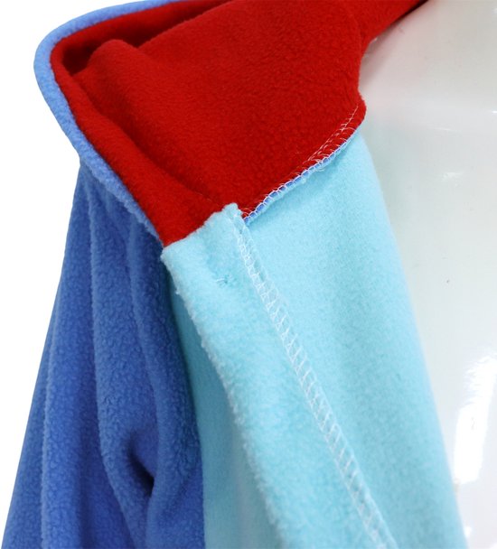 Detail van de capuchon van een blauwe onesie met rode voering.