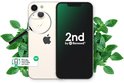 Cremekleurige iPhone 13 mini met dubbele camera, vergrootglas en '2nd by Renewd' logo. Groene planten op de achtergrond.