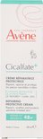 Witte doos met rode en grijze tekst. Avene Cicalfate+ crème helpt de huid herstellen in 48 uur.