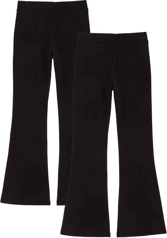 Twee zwarte flared leggings naast elkaar op een witte achtergrond.