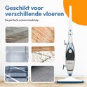 Witte stoomreiniger met blauwe details, staand naast afbeeldingen van verschillende vloertypes: hout, tegels, beton, laminaat en tapijt. "Geschikt voor verschillende vloeren".