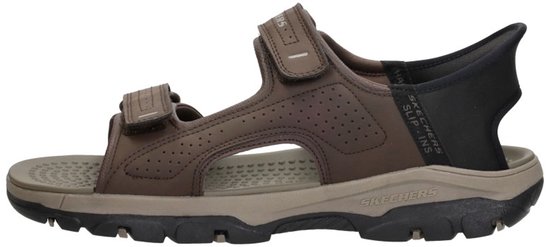 Zijaanzicht van een bruine Skechers Slip-Ins sandaal met klittenbandsluiting.