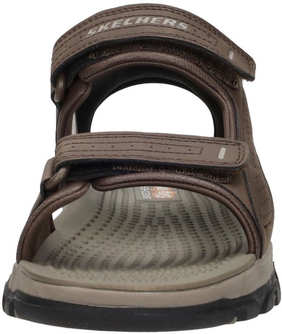 Vooraanzicht van bruine Skechers 'Slip-Ins' sandalen met klittenbandsluiting en gedetailleerd voetbed.