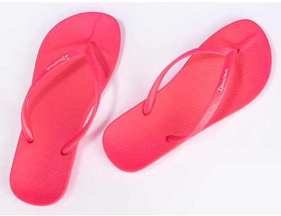 Fuchsia Ipanema teenslippers met patroon op de zool.