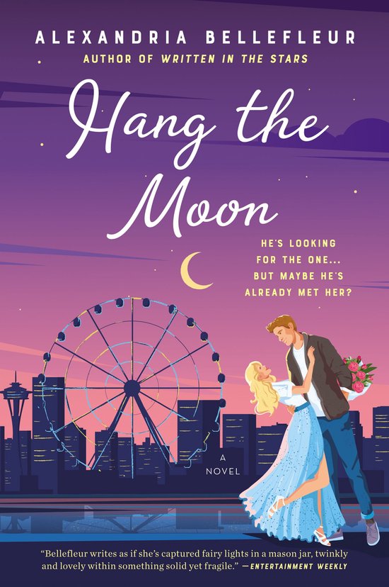 Boekcover van 'Hang the Moon' met een koppel op de voorgrond en een reuzenrad en stad op de achtergrond bij zonsondergang.