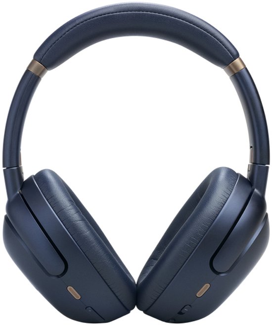Donkerblauwe JBL Tour One M3 koptelefoon, open gedragen, met gouden accenten op de hoofdband.