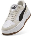Zijaanzicht van een witte Puma sneaker met beige suède, zwarte Formstrip en dikke zool.