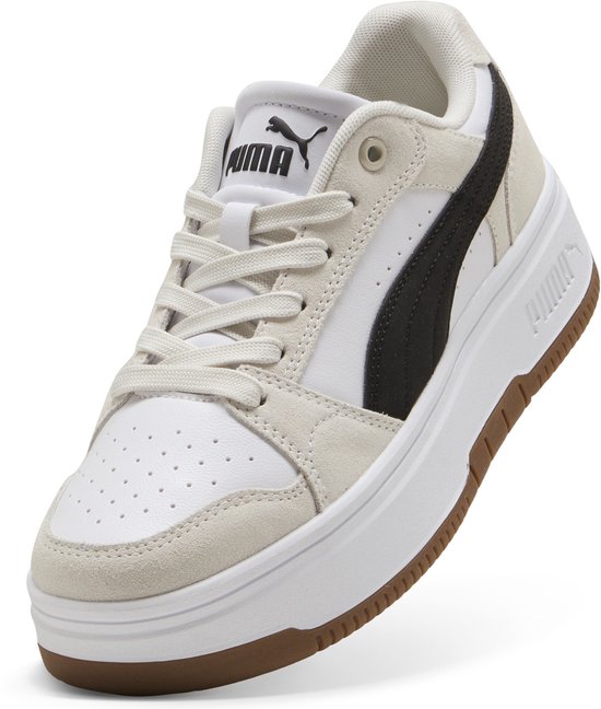 Zijaanzicht van een witte Puma sneaker met beige suède, zwarte Formstrip en dikke zool.