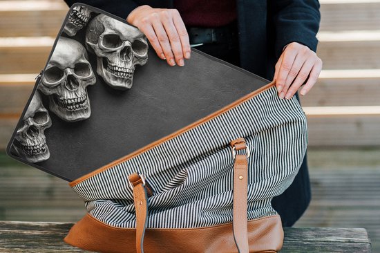 Laptophoes 17 inch - Skelet - Doodshoofden - Schedels - Zwart - Laptop sleeve - Binnenmaat 41x28 cm - Zwarte achterkant