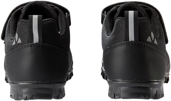 Arrière de deux chaussures de vélo noires avec fermeture velcro et bande réfléchissante.