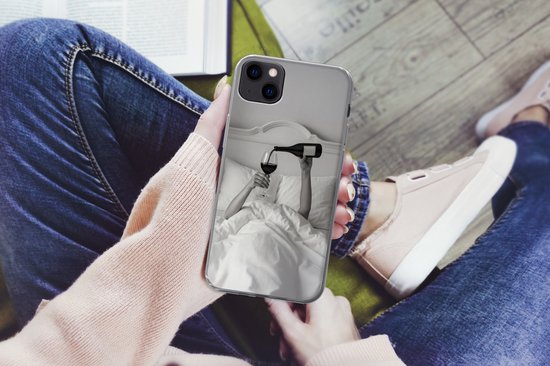 Telefoonhoesje Geschikt voor iPhone 13 mini hoesje - Lakens - Armen - Wijn - Glas - Siliconen Telefoonhoesje Telefoonhoesje