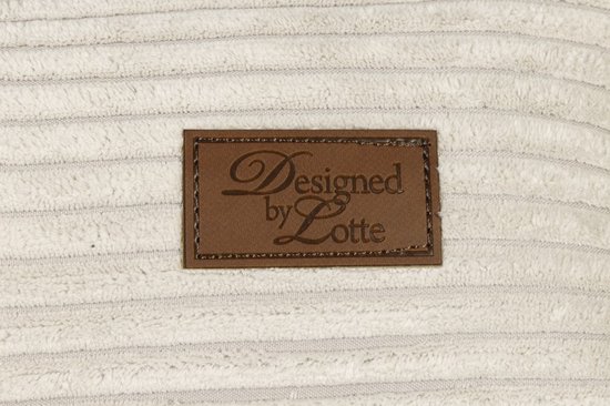 Lederen label met 'Designed by Lotte' op een lichte crèmekleurige ribstof hondenmand.