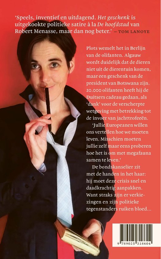 Een vrouw in wit overhemd en das, vasthoudend aan een pen. Tekst 'Het geschenk'.