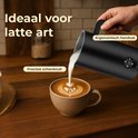 Zwarte melkopschuimer met schenktuit maakt latte art in een kopje.