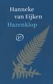 Boek "Hazenkop" van Hanneke van Eijken met een gedetailleerde zilveren varen op een blauwe achtergrond.