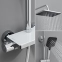 Close-up van de thermostatische kraan en douchekop van een chroomkleurige doucheset.