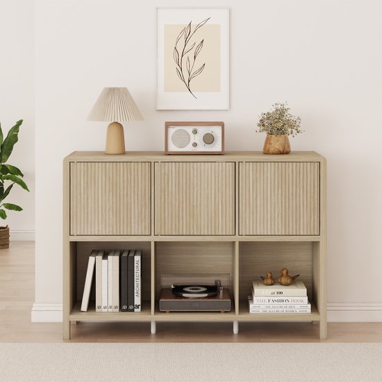 Eikenkleurig dressoir met 3 deuren en open vakken, gestyled met accessoires.