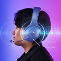 Blauwe headset op een man, met indicatie van 'Signature HyperX Sound', 40mm drivers en gesloten oorschelpen.