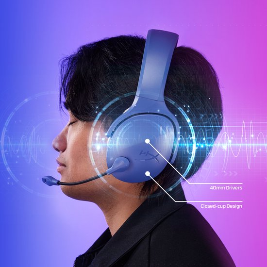Blauwe headset op een man, met indicatie van 'Signature HyperX Sound', 40mm drivers en gesloten oorschelpen.