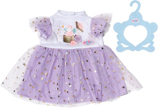 Paarse tule jurk met gouden sterren en een witte top, met blauwe hartvormige hanger.