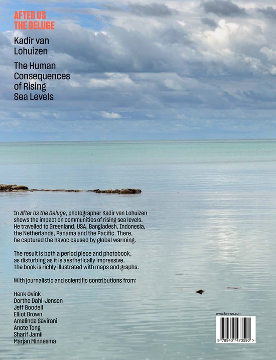 Kadir van Lohuizen: The Human Consequences of Rising Sea Levels, After Us The Deluge. Tekst over de fotograaf en de inhoud van het boek, met op de achtergrond een grijze lucht en rustige zee.